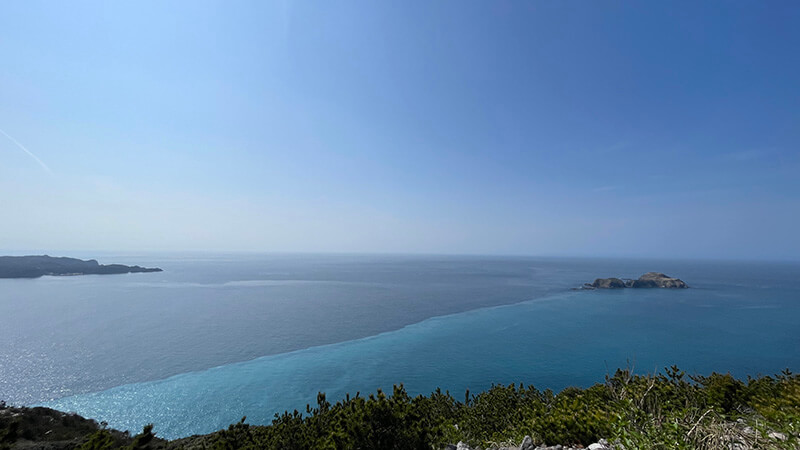 石山展望台から望む新島の青い海と島影