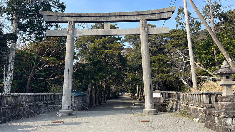 新島の十三社神社の鳥居と静かな参道