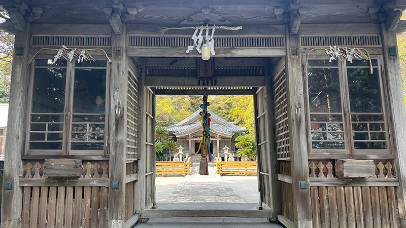 十三社神社の境内にある木造の門
