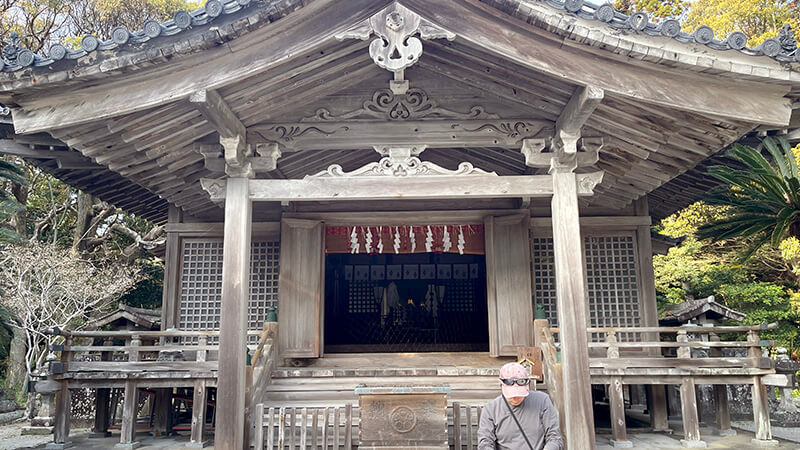 十三社神社の境内にある木造の社殿