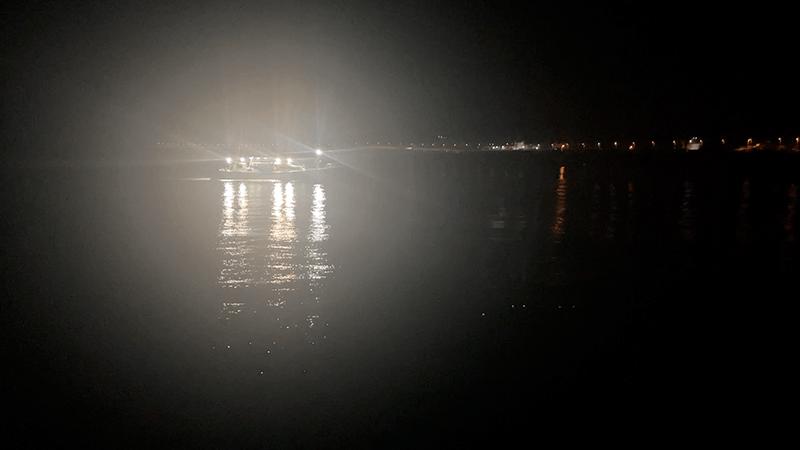 夕方の新島港で夜釣り前に沈んでいく夕日
