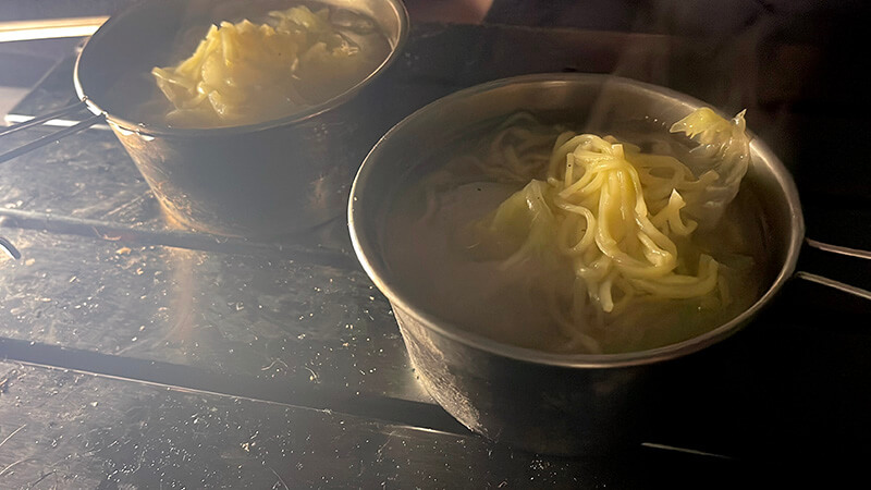 夜釣りと温泉のあとに作るキャンプ場のラーメン
