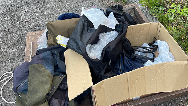 撤収前にまとめたキャンプ道具と宅急便用の荷物