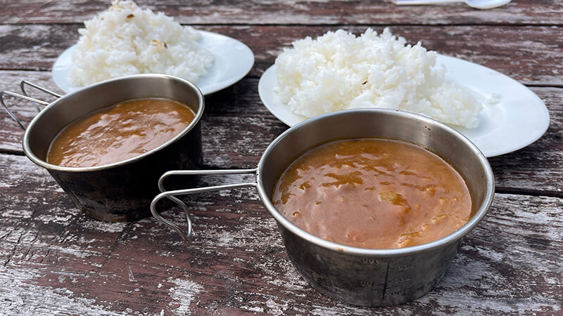 新島最終日の朝に食べるキャンプ場のカレーライス