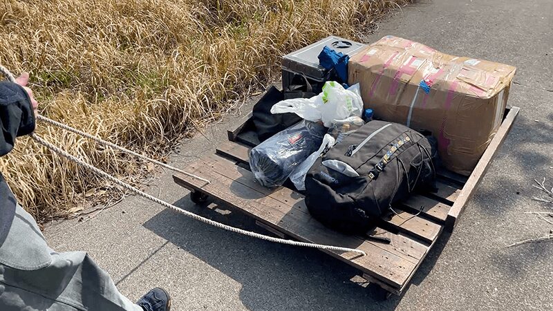 羽伏浦キャンプ場から車へ運ぶ撤収後の大きな荷物