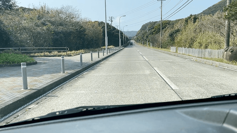 レンタカーで新島港へ向かう最終日の道
