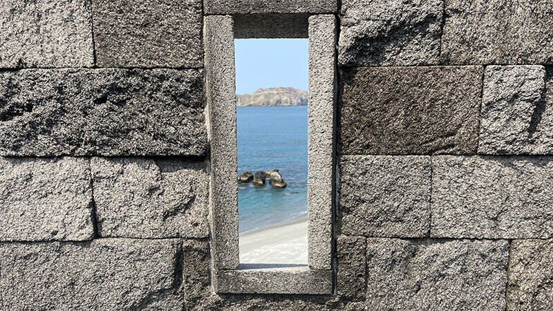 石造りの窓から覗く青い海
