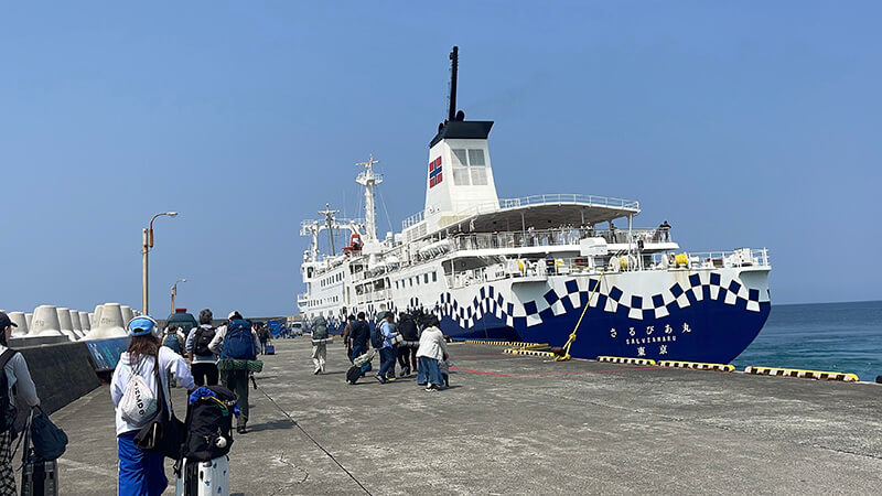 新島港に接岸した帰りのさるびあ丸と乗船を待つ人たち
