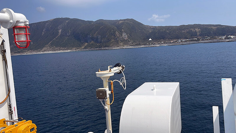 さるびあ丸から遠ざかっていく新島の海岸線