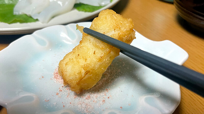 揚げたてのイカ天を塩で味わう様子