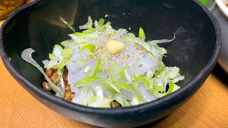 細切りのイカと薬味を合わせたイカ納豆