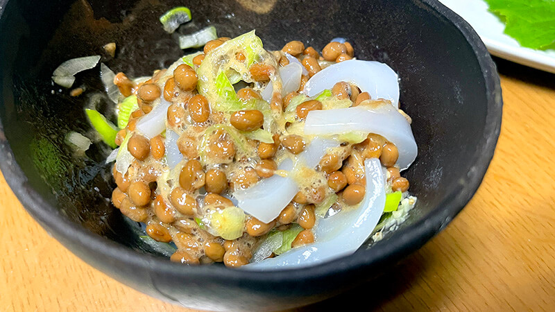 納豆と混ぜた新島のイカで作るイカ納豆