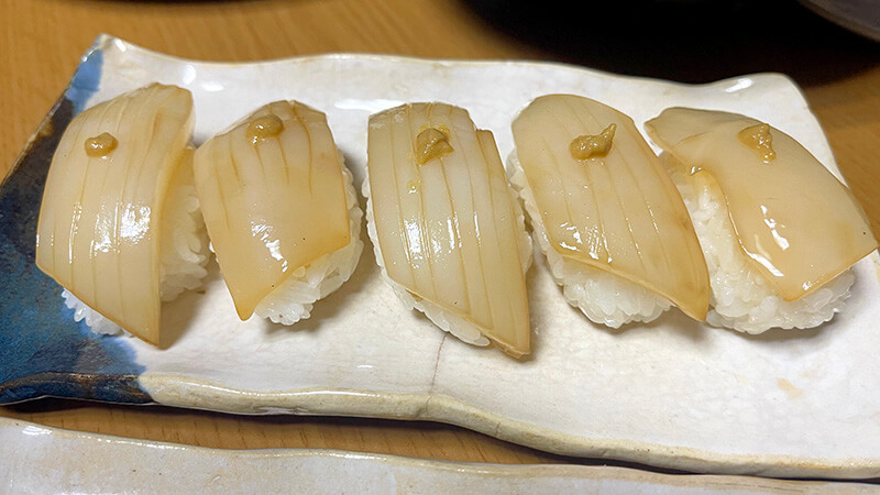 厚みのあるアオリイカを使った握り寿司