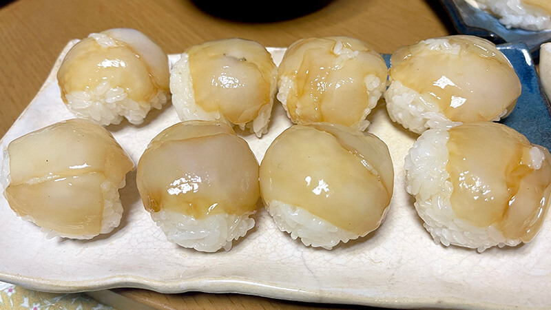 ケンサキイカを丸く仕立てた手毬寿司