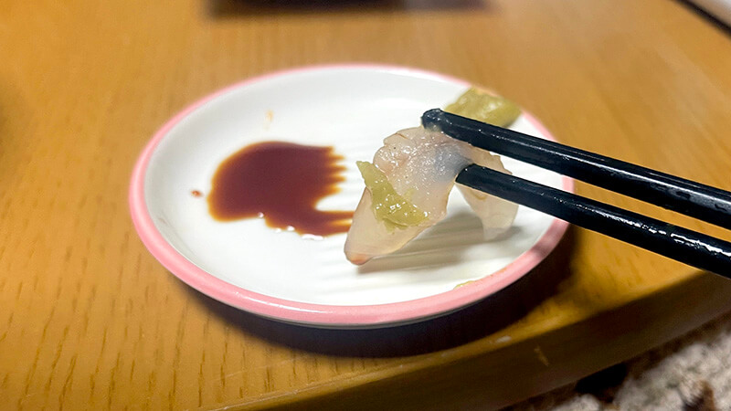 醤油につけて味わうシロギスの刺身