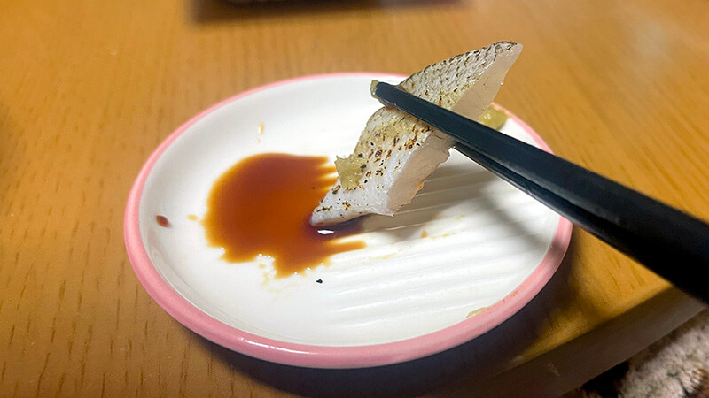 醤油につけて味わうシロギスの炙り