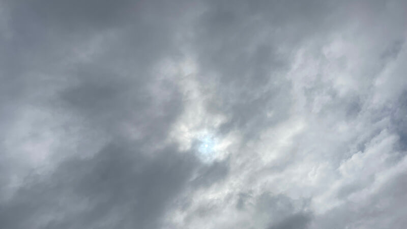 キス釣りへ向かう日の曇り空