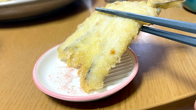塩で味わう揚げたてのシロギス天ぷら