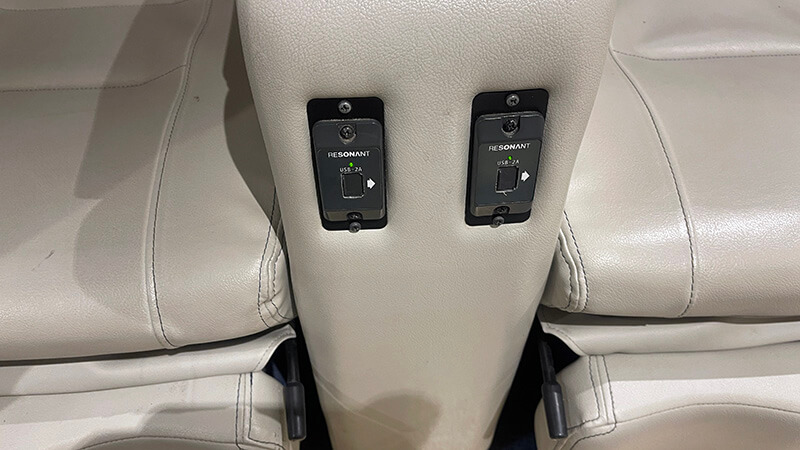 2等椅子席に付いているUSB充電ポート