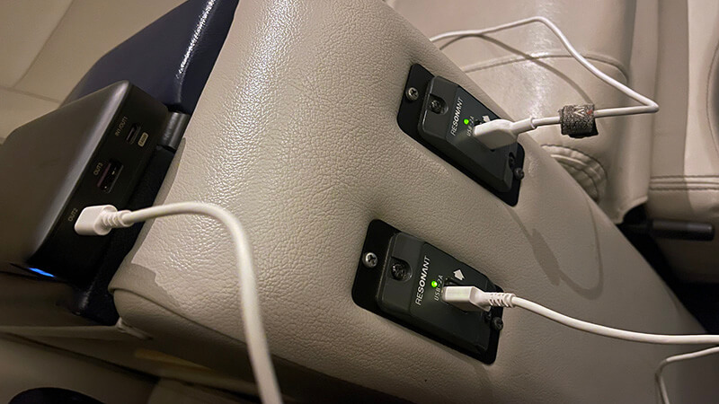 2等椅子席でUSB充電している様子