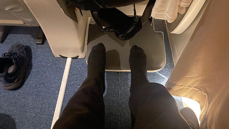 2等椅子席の足元スペースと荷物