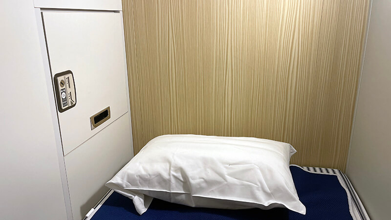 特2等室に置かれた枕と毛布