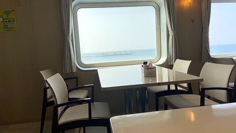 海を眺められるさるびあ丸のレストラン席