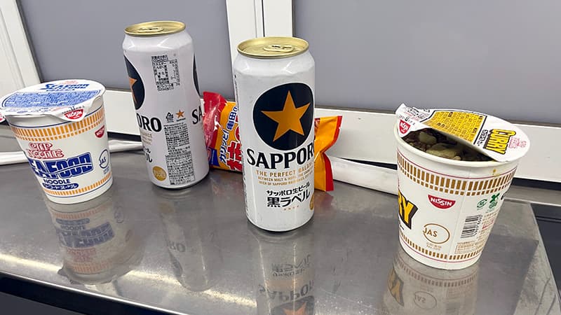 カップ麺とビールを買った船内自販機まわり