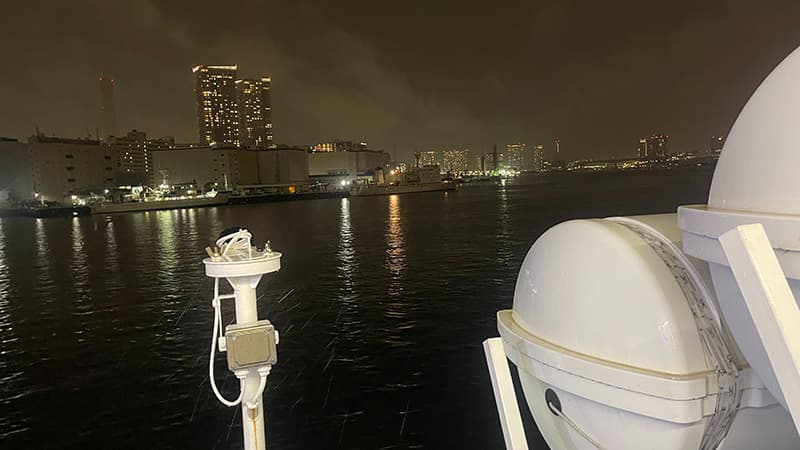 夜の東京湾を進むさるびあ丸のデッキ