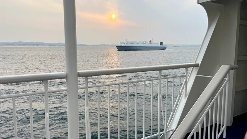 さるびあ丸のデッキから眺める海と遠くの船