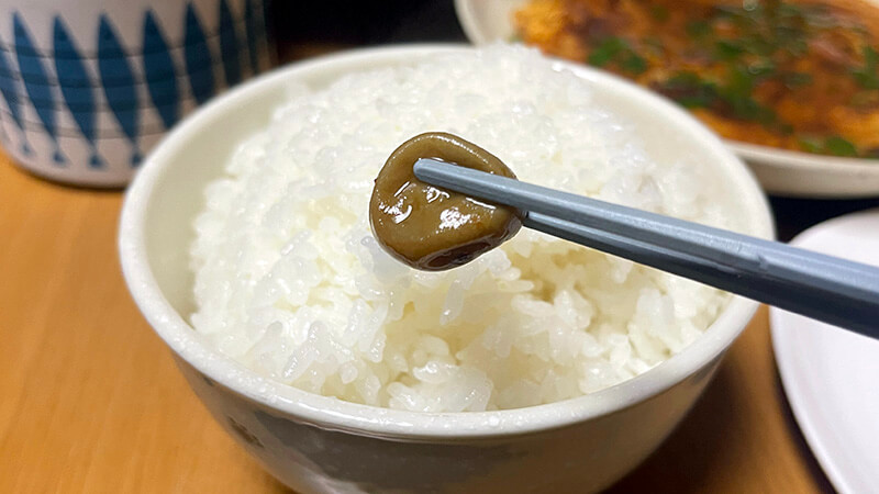 白ごはんにのせて味見する自家製梅干しの小梅