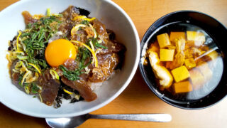 カツオの刺身を一晩漬けて漬け丼に！卵黄トロッと旨い釣り飯レシピ