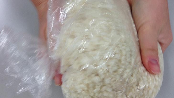 麹と塩を均一に混ぜる塩きりの作業