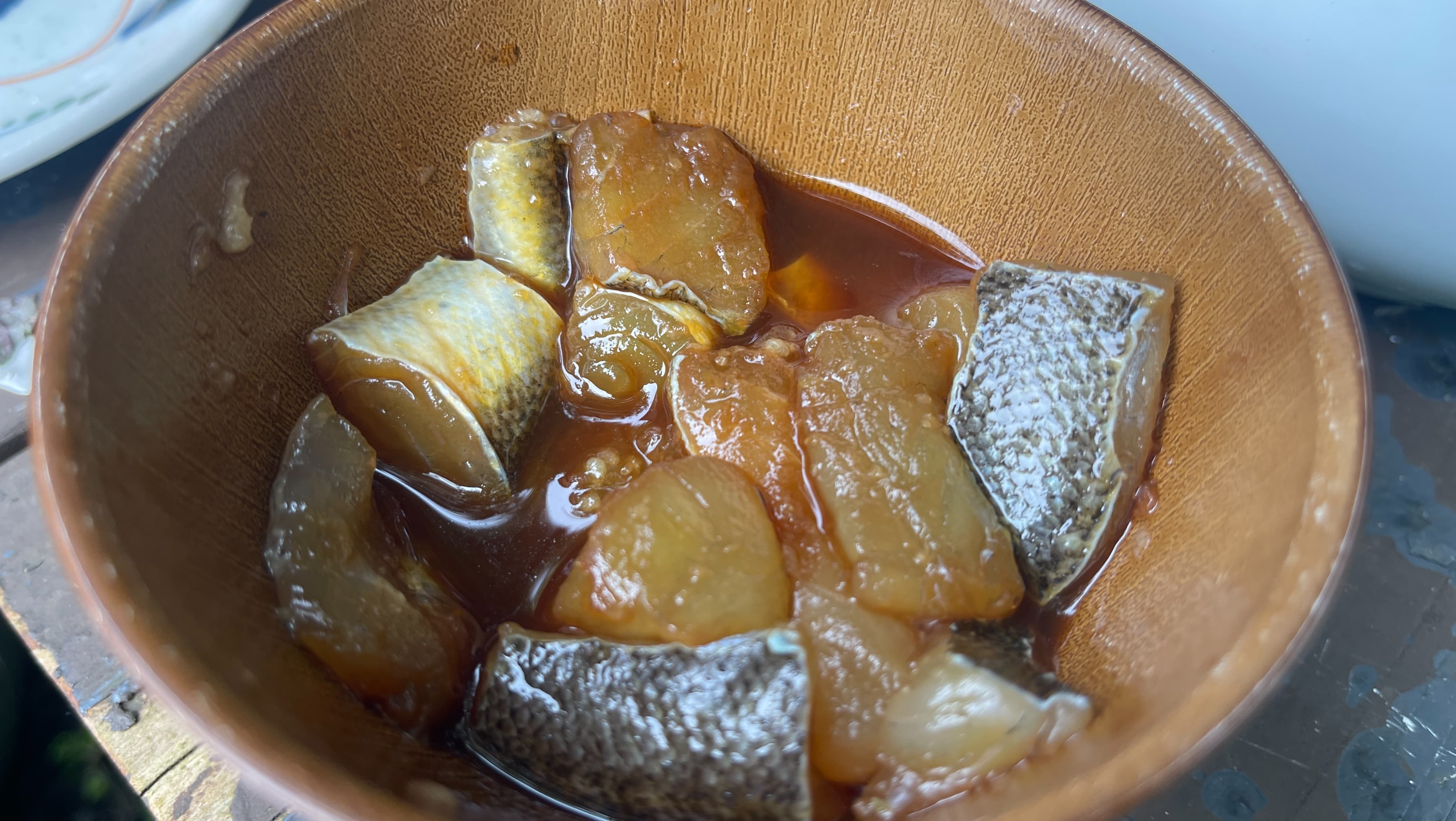 醤油と酒と薬味のたれに漬けたマゴチの身