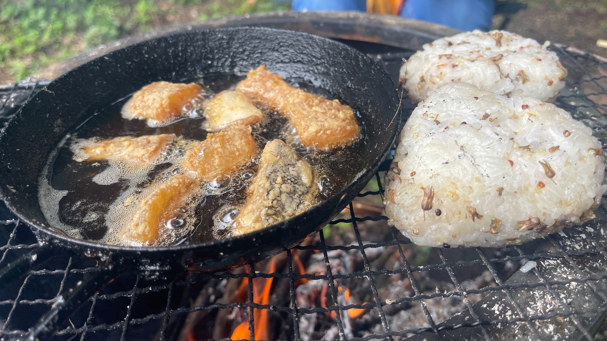 マゴチを揚げながら隣で焼く焼きおにぎり