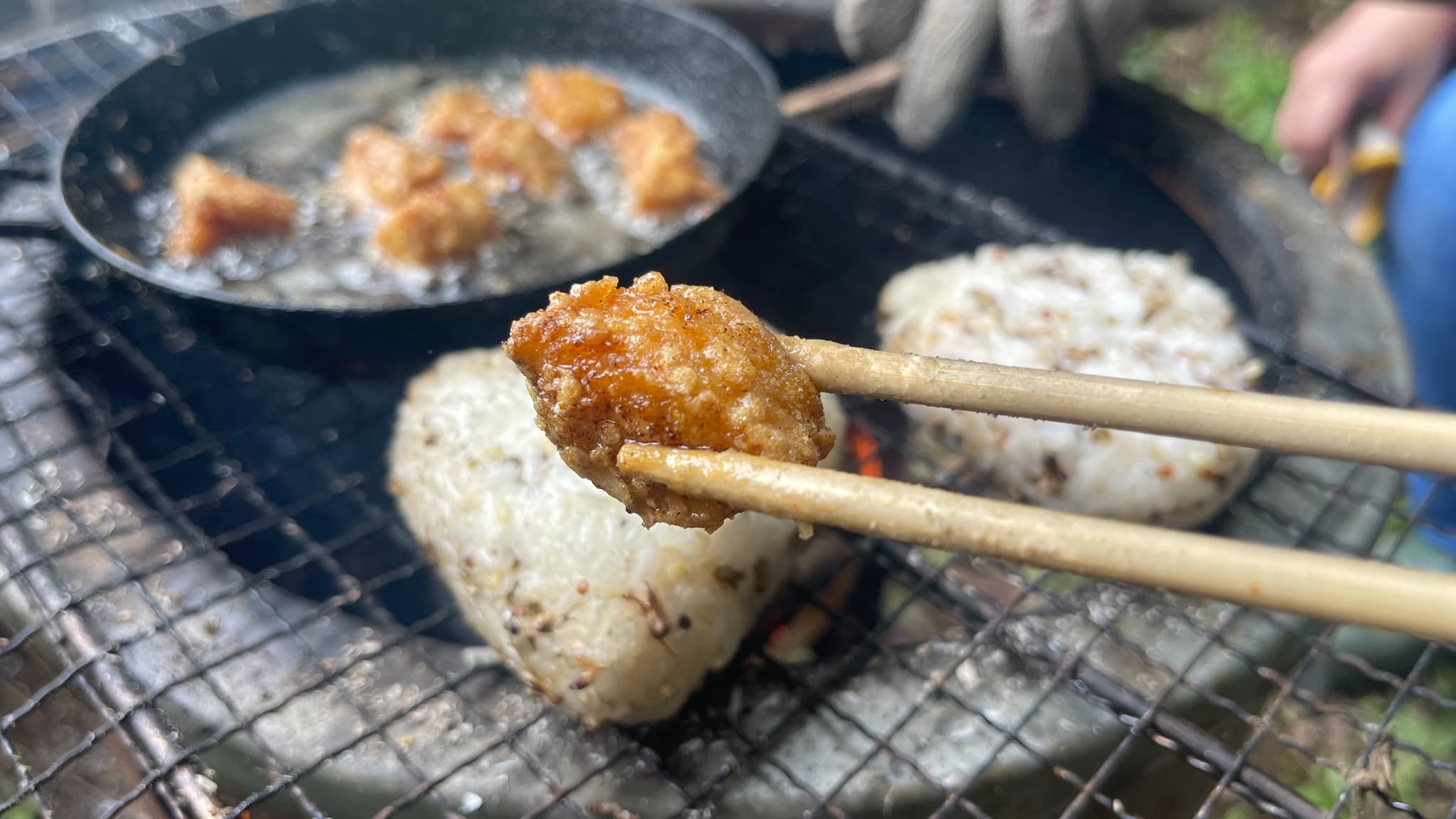 マゴチの唐揚げと焼きおにぎりを一緒に頬張る庭ランチ