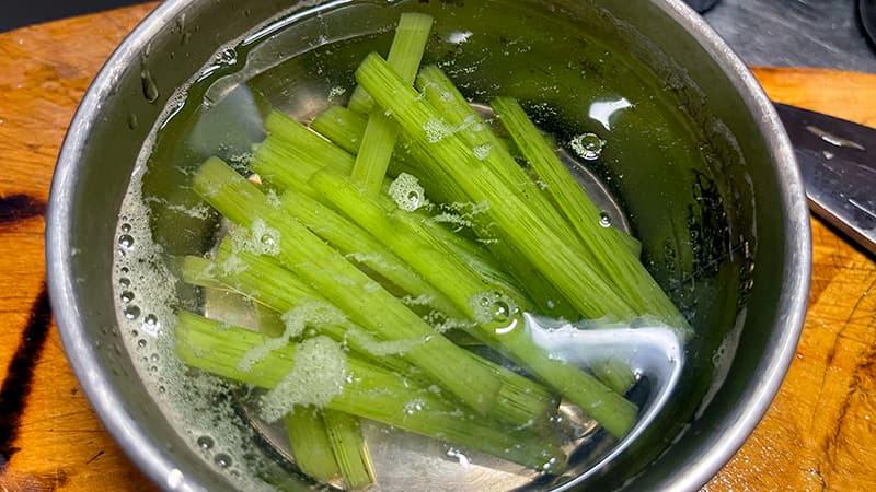 湯通しして皮をむき水にさらした庭のフキ