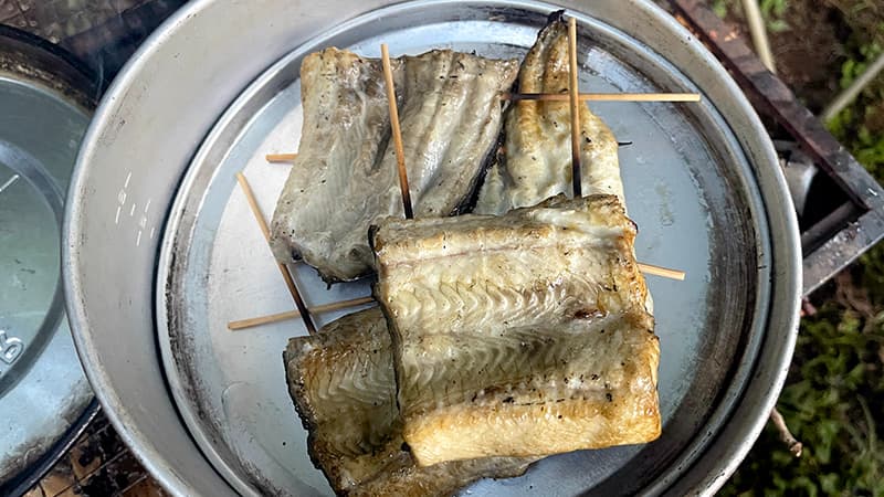 最初の素焼きを終えてバットに並べたウナギの身
