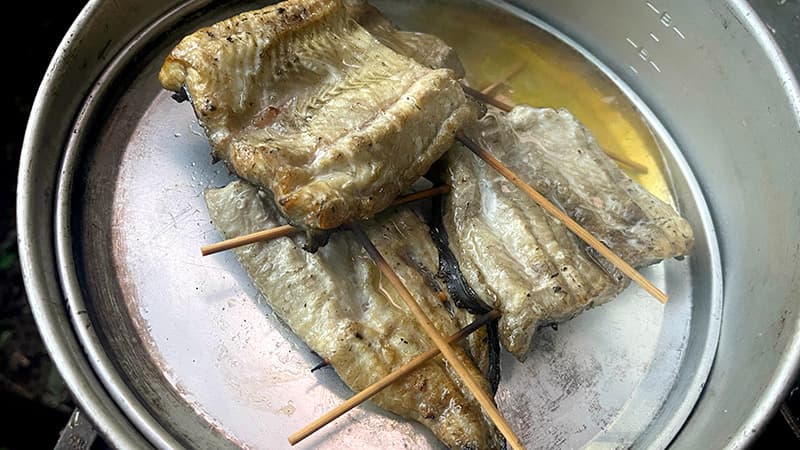関東風の蒲焼にするため蒸したウナギの身