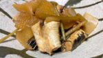 マゴチと庭のフキと大根を盛り付けた煮付け