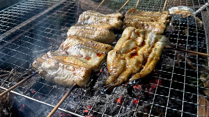 タレをつけながら炭火で仕上げ焼きするウナギ