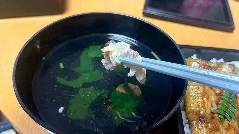 肝吸いから箸で持ち上げた天然ウナギの肝