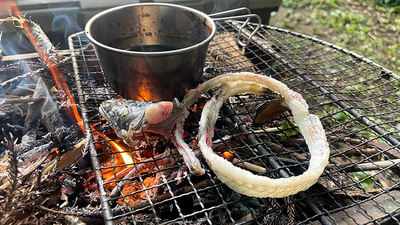 蒲焼のタレ用にウナギの背骨と頭を炭火で焼く様子