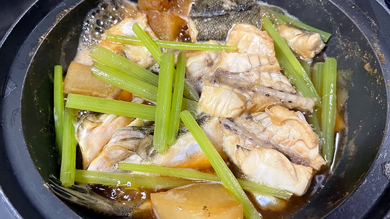 マゴチと大根を煮て最後にフキを加えた様子