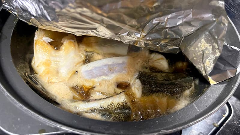 酒と醤油と砂糖の煮汁で煮付けるマゴチ