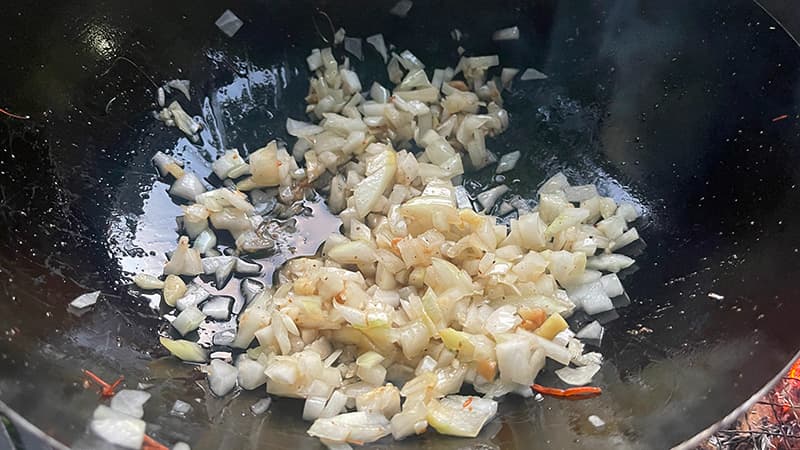 海老油で炒めるニンニクとタマネギのみじん切り