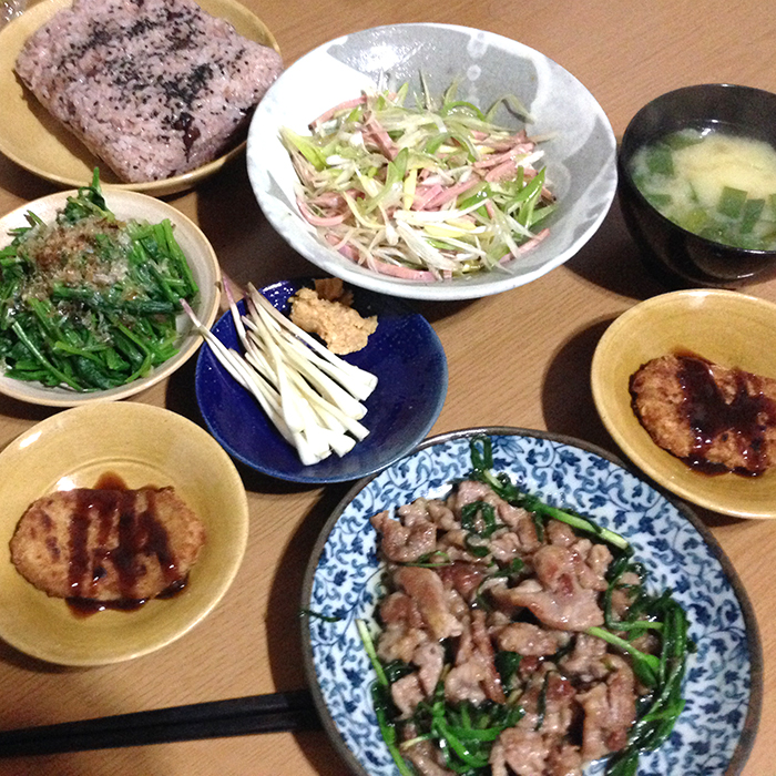 収穫した野菜を使った肉炒めや葉物のおかずが並ぶ食卓