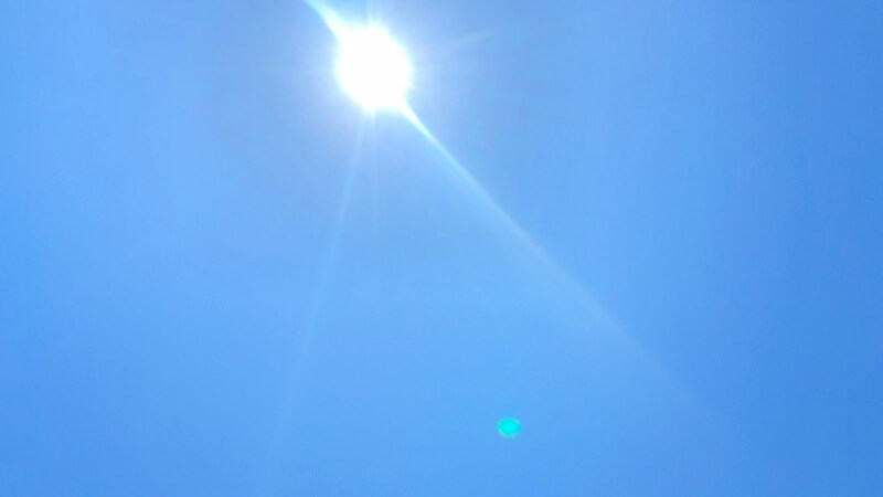 梅雨の合間に強い日差しが差すキス釣り前の空