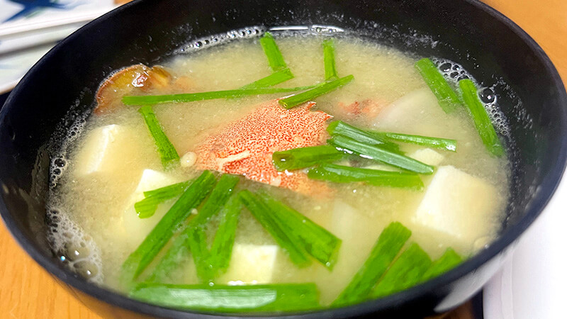 一匹のヒラツメガニで作った出汁の濃い味噌汁