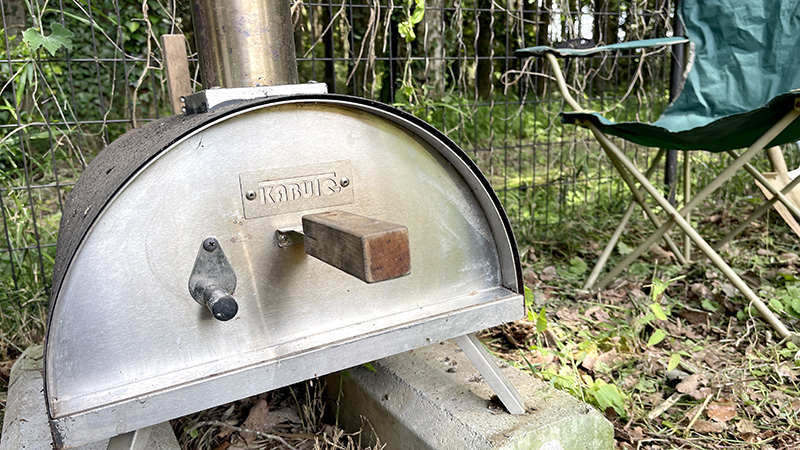 庭へ出してひさしぶりに火を入れたピザ窯KABUTO